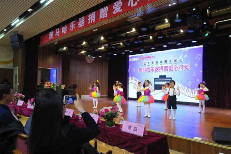 音乐之声暖寒冬 BJL平台乐器捐赠爱心行动走进中国儿童中心艺术宫